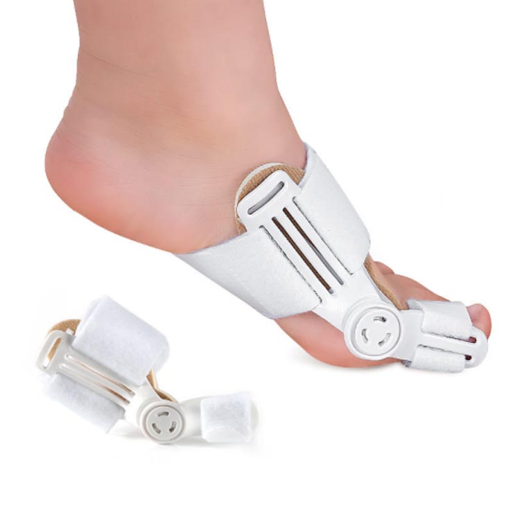 外反母趾変形を緩和するために3点圧力システム採用日常生活ではもちろん、活動中の昼もお休み中の夜もしっかりと固定します。痛みや疲れを軽減します足指をやさしく保護する外反母趾専用サポーターで歩行時に痛みが伴う方親指が曲がってきた方、親指の根元が靴にぶつかる方などにオススメです。耐久性に優れ、長期間使用しても変形しません。汚れたら水洗いできるので、繰り返し清潔にお使いいただけます。 サイズ1個サイズについての説明素材ナイロン マジックテープ PU シリコン色ホワイト備考 ●サイズ詳細等の測り方はスタッフ間で統一、徹底はしておりますが、実寸は商品によって若干の誤差(1cm〜3cm )がある場合がございますので、予めご了承ください。●製造ロットにより、細部形状の違いや、同色でも色味に多少の誤差が生じます。●パッケージは改良のため予告なく仕様を変更する場合があります。▼商品の色は、撮影時の光や、お客様のモニターの色具合などにより、実際の商品と異なる場合がございます。あらかじめ、ご了承ください。▼生地の特性上、やや匂いが強く感じられるものもございます。数日のご使用や陰干しなどで気になる匂いはほとんど感じられなくなります。▼同じ商品でも生産時期により形やサイズ、カラーに多少の誤差が生じる場合もございます。▼他店舗でも在庫を共有して販売をしている為、受注後欠品となる場合もございます。予め、ご了承お願い申し上げます。▼出荷前に全て検品を行っておりますが、万が一商品に不具合があった場合は、お問い合わせフォームまたはメールよりご連絡頂けます様お願い申し上げます。速やかに対応致しますのでご安心ください。
