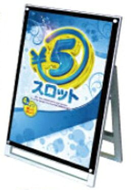 商品説明 4隅の化粧ビスがアクセント！バックボードも用途に合わせて、ブラック・ホワイトよりチョイスできます。挟み込むタイプなので、ポスター形状にもフレキシブルに対応！ 商品名 ポスター用 スタンド看板 PSSK-A1LKW 片面 内容量 1台 サイズ 7.3kg　W674×H990×D385mm カラー ブラック 使用方法・使用上の注意 4ヶ所の化粧ビスを取り外しメディアを交換します。屋外使用可能但しメディアの防水加工が必要です。