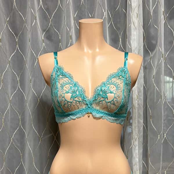 【送料無料】【LISE CHARMEL(リズシャルメル)】フランス、輸入　高級ランジェリー、レース、花柄、美しい　魅力的　スワロフスキークリスタル、刺繍、レース、可愛い、セクシー　エレガント、ソフトブラ、ブルー　誕生日　プレゼント、トライアングルブラ／タンガ