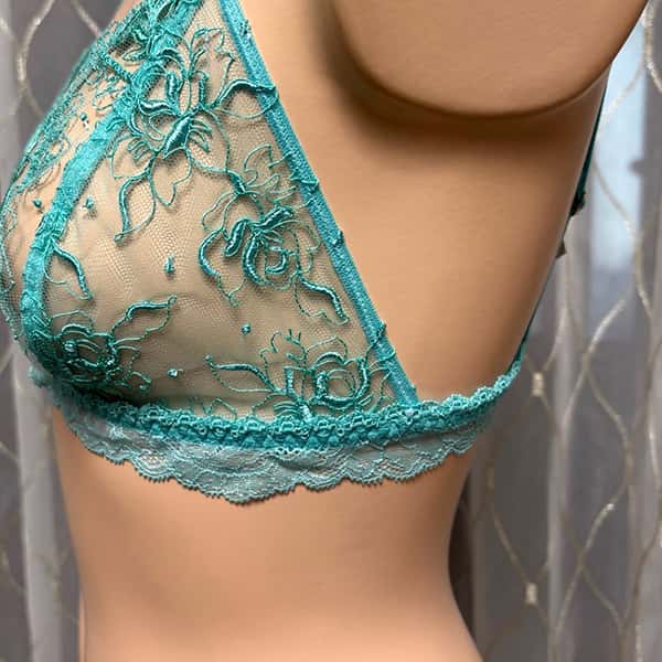 【送料無料】【LISE CHARMEL(リズシャルメル)】フランス、輸入　高級ランジェリー、レース、花柄、美しい　魅力的　スワロフスキークリスタル、刺繍、レース、可愛い、セクシー　エレガント、ソフトブラ、ブルー　誕生日　プレゼント、トライアングルブラ／タンガ