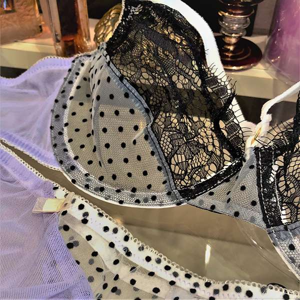 【Les Jupons de Tess(レジュポンドテス)】【送料無料】フランス、輸入下着、セクシー、フリル、チュール、レース、リボン、気分アップ、ライラック、ブラック、プレゼント、誕生日、クリスマス、バレンタイン、ワイヤー入りノンパテットブラ／フリルタンガのセット