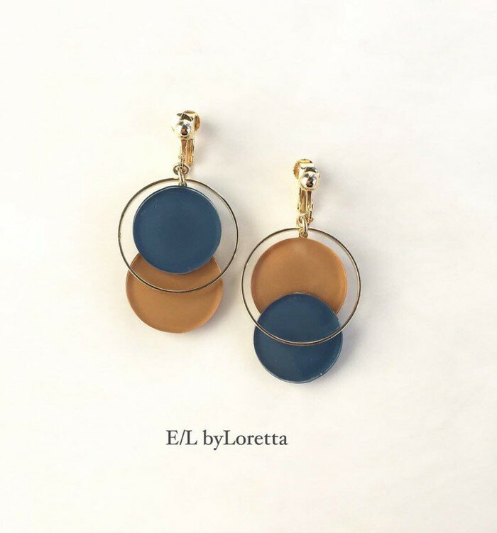 【E/L byLoretta handmade design(originals)】 【◆受注製作デザイン◆ご注文承ってからのご用意のデザインになります。 お急ぎの方は備考欄へその旨ご記載をお願い致します。 通常は、1-7営業日での発送になりますが混み具合によりお時間頂く場合御座います。 発送までの日数ガイドページに都度、記載させて頂きますのでオーダー前にご一読頂くようお願い申し上げます。】 ◆SIZE◆FREE ◆COLOR◆ ONE COLOR 金具：GOLD ◆DETAIL◆ ・両耳セット ・ピアス・イヤリング選択可能 ◆金具について◆ 【金具は、チタンピアス・樹脂ピアス・ネジ式イヤリング・クリップ式イヤリングからお選び頂けます。14kgfピアスへの変更は+500円で承っております。ご希望の際は金具選択欄よりご選択ください。】 ◆プレゼント包装◆ ご希望御座いましたら無料でおリボンラッピングさせて頂きます。 お気軽にお申し付けください。 ※複数購入の場合、ラッピング内容の詳細を備考欄へご記載下さいませ。(3個ご購入内1つラッピング 、まとめてラッピング、2個の内イヤリングのみラッピング、等) ご記載のない場合はおまとめしたラッピングにてご用意させて頂きますので予めご了承くださいませ。