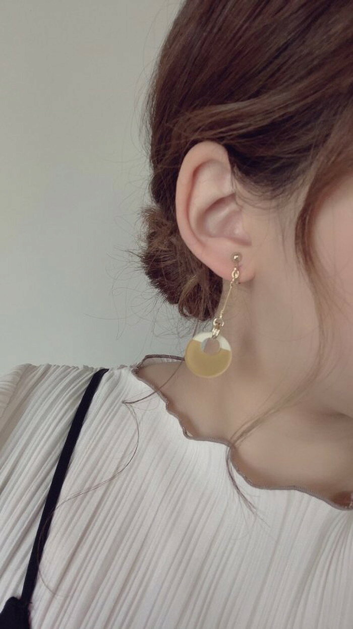 A.D.GのMini circle bi-color stick pierce/earring(Mustard × Ivory) [cc] E/L byLoretta EL エルバイロレッタ accessory アクセサリー ビーカラー　スティック　マスタード　黄色　アイボリー　白　ピアス　イヤリング　チタン　樹脂　ねじ式　クリップ式　両耳セット｜アングル2