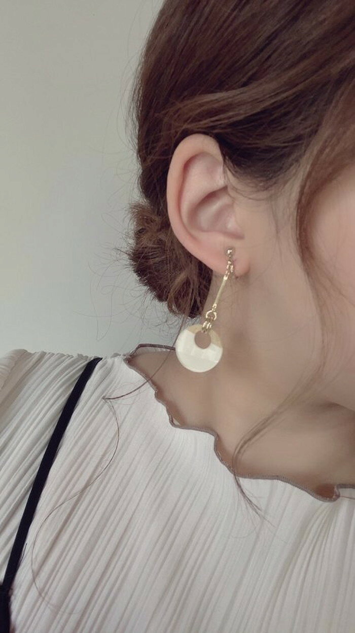 A.D.GのMini circle bi-color stick pierce/earring(Mustard × Ivory) [cc] E/L byLoretta EL エルバイロレッタ accessory アクセサリー ビーカラー　スティック　マスタード　黄色　アイボリー　白　ピアス　イヤリング　チタン　樹脂　ねじ式　クリップ式　両耳セット｜アングル3