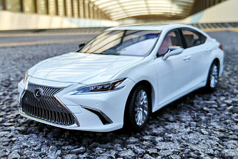 レクサス特注 1/18 レクサス ES300h ホワイト 2019 開閉式 Lexus ES 300 h