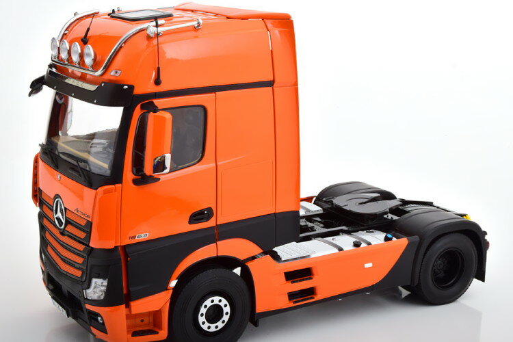 NZG 1/18 ZfXxc ANgX MKXy[X 4x2 Facelift towing vehicle with illumination 2018 IWubN Mercedes Actros Gigaspace orange black