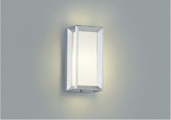 品番：AU40414L 品名：LED防雨型ブラケット 価格：22800円 メインスペック 器具ジャンル：エクステリアライト 光源光色：LED（電球色） 税抜価格：22,800円 その他の属性：40W相当 ランプ：LED小形電球40形相当（E17） 本体：アルミダイカスト・シルバーメタリック塗装 セード：アクリル・乳白色 ●高-232 幅-112 出幅-100mm 重-1.0kg ●消費電力：4.2W ●定格光束：200 lm ●固有エネルギー消費効率：47.6 lm/W ●演色性：Ra84 ●色温度：2700K ●ランプ寿命：40,000時間 ●縦向き・横向き取付可能型 ●調光器併用不可 ●ボックス取付不可 ●傾斜天井使用不可 ●8VA（100V） あかり専科掲載頁：479頁 490頁 あかり専科掲載ページ：490ページ メーカー希望小売価格はメーカーカタログに基づいて掲載しています