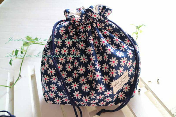 お弁当袋 幼稚園 保育園 可愛い 男の子 女の子 ランチ お弁当 コップ マチ 給食 オリジナル 入園入学 男の子 女の子 お弁当袋 シルエットが可愛いデザイン！♪お弁当袋しっかり裏地付きかわいいマーガレット　紺　花柄