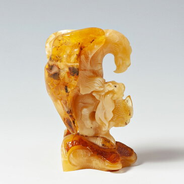 【20%OFF&ポイント5倍】 琥珀 彫刻 鷹 タカ 置物 フィギュア インテリア ミニチュア ミルキーアンバー ロイヤルアンバー 乳白琥珀 マット 鳥 開運 幸運 縁起物 風水 動物 149.2g バルト産 No 254★★