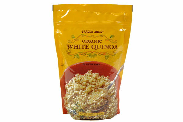 TRADER JOE'S 【トレーダージョーズ ホワイト キヌア 454g(16oz)】Organic White Quinoa■内容：ホワイトキヌア■成分、原料：ホワイトキヌア■容量：454g(16oz)■重量：460gキヌアとは、南米産の穀物。栄養価がとても高く、低GI食品、美肌調整作用あり、必須アミノ酸の含有・・・などとにかく健康に良いとされています。グルテンフリーなので、小麦アレルギーの人でも食べられます。サラダに入れたり、ご飯に混ぜたり、野菜と一緒に炒めたり・・・プチプチ食感が特徴ですが、味にクセがないので、様々なお料理に使えます。■お召し上がり方：料理の前に必ず、冷たい水で洗って水を切ってください。より風味豊かに楽たい場合は、水の代わりにお好きなだし汁をご使用ください。＜コンロをご使用の場合＞キヌア1カップと水2カップを鍋に入れ、沸騰させます。沸騰したら弱火にして蓋をし、水がすべて吸収されるまで約10?15分煮ます。キヌアがやわらかく半透明になり、縁に胚環が見えたらできあがりです。＜電子レンジをご使用の場合＞水とキヌアを2:1の割合で器に入れ、蓋をして4分ほど加熱してください。4分後に一度取り出し、混ぜてからさらに2分加熱します。また取り出し、混ぜて1分そのままにしたらできあがりです。＜炊飯器をご使用の場合＞水とキヌアを2:1の割合で炊いてください。※グルテンフリー [ 栄養 豊富 健康 美容 ダイエット 人気 ] こんな商品お探しではありませんか？Trader Joe's トレーダージョーズ 3,000円Trader Joe's トレーダージョーズ 3,000円Trader Joe's トレーダージョーズ 2,490円トレーダージョーズ オーガニックマヨネーズ 42,500円Trader Joe's Vanilla Ca2,288円Trader Joe's BBrownie T2,280円Trader Joe's Trek Mix A4,380円Trader Joe's トレーダージョーズ 2,180円Trader Joe’s トレーダージョーズ 2,370円新着アイテム続々入荷中！2024/5/21YETI イエティ ランブラー 4オンス スタ7,500円2024/5/21ナウフーズ コエンザイムQ10 ベジカプセル 5,385円2024/5/21ナウフーズ コエンザイムQ10 ベジカプセル 9,654円ご要望多数につき、再入荷しました！2024/5/18Anchor Hocking 蓋付きガラストラ9,600円2024/5/18高濃度スーパーフィッシュオイル 2500mg 5,480円2024/5/17AstarX キッズ メイクアップ キット、ラ3,580円2024/05/21 更新