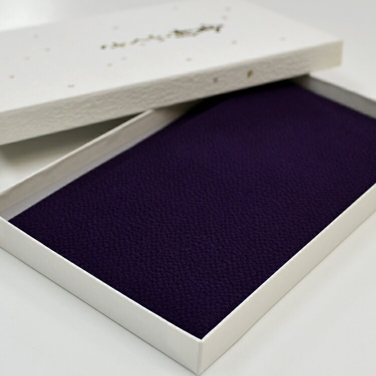 　　　　　 こちらは、正絹の金封袱紗です。織りの模様が美しく、表面に凹凸があり無地ではありますが上品な仕上がりとなっております。名刺入れが付いた便利な金封ふくさです。慶弔どちらでもお使いいただける紫色の袱紗です。長くご愛用いただける商品です。 商品名　： 　正絹 名刺入れつき袱紗 商品サイズ　： 　約20.3cm×11.3cm（閉じた状態） パッケージサイズ　： 　約横13cm×高さ21.5cm×厚み2cm慶弔時に持参するお金包み。お香典やご祝儀ですが、 買った時に入っていたビニール袋に入れて持っていかれる方いませんか？ カバンやスーツのポケットにそのまま入れて持っていかれる方いませんか？ 実はこれはマナー違反。 汚れないように袱紗（ふくさ）に包んで持っていくのが正しいマナーです。 正式な場所で、恥をかく前にきちんと準備をしておきましょう。 こちらは、正絹の金封袱紗です。 織りの模様が美しく、表面に凹凸があり 無地ではありますが上品な仕上がりとなっております。 色が紫ですので、慶弔どちらでも お使いいただけます。 一見 通常の袱紗のように見えますが、 こちらの袱紗は 一工夫されたものとなっております。 金封を入れるところに小さなポケットが付いています。 こちらは、名刺を入れるためにつけられたものとなります。 冠婚葬祭のときに、名刺を頂戴することがあります。 そんなときにさっと名刺をしまうことができるんです。 とても良く考えられていますよね。 こちらの袱紗は、一点限りでの販売となります。 なくなり次第終了となりますので、 お早めいご注文ください。