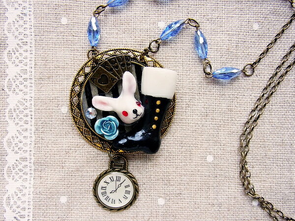 《メール便OK》【恵美留 201】うさぎ 2WAYブローチ＆ネックレス/白うさぎ×アリスのブーツ【不思議の国のアリス 兎 ラビット ウサギハンドメイド 首飾り 日本製】