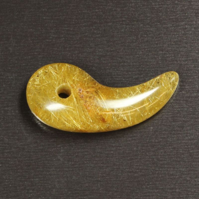 【濃密金針の迫力】一点物 ゴールド ルチルクォーツ 勾玉 KMr24 力が宿る 水晶のお守り効果 パワーストーン 退職祝い贈り物 ギフト 京海堂