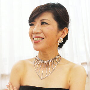 胸元で光り輝くネックレス