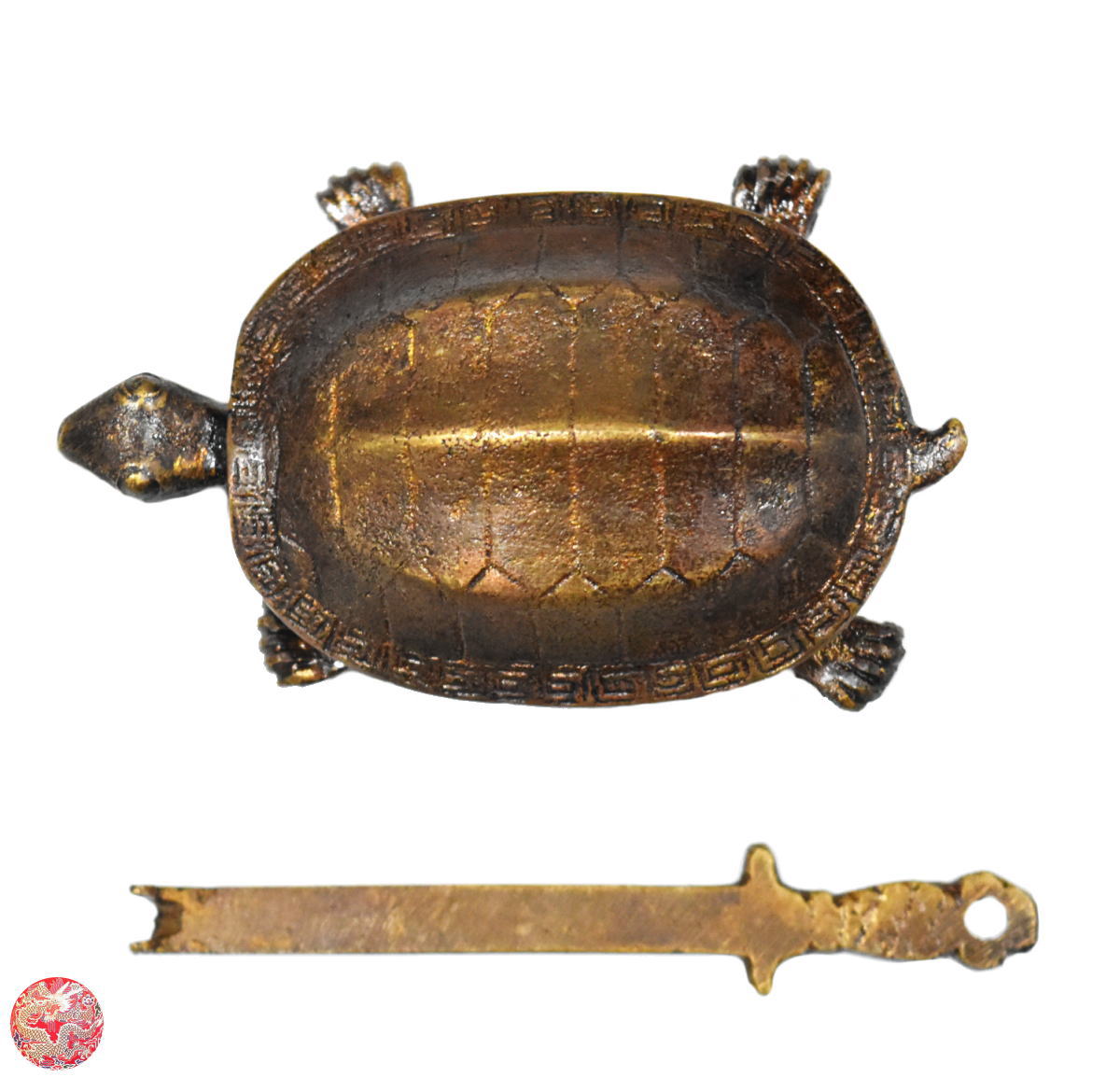 商品番号 ST007 商 品 名 明末清初 長寿万年亀 アンティーク風 錠前 サ イ ズ 約長さ7.5cm*高さ3cm*幅5cm 重　　量 約115g 材　　質 銅製 商品説明 　本商品は、明代末期から清代初期頃に使用されていた所謂“海老錠”と呼ばれるタイプの錠前です。（複製品）　特徴のある鍵と鍵穴がポイント。細かく彫られた万寿亀の姿もアンティーク風小物としての雰囲気十分な楽しさのある錠前です。　中国の錠前の歴史は古く、盗難防止などの本来の目的ばかりではなく様々な意味を持ってました。　そのため、早くから装飾を施した錠前が作られるようになり、宮廷を始め、様々な所で使われていました。　“鶴は千年、亀は万年”。　亀（カメ）は昔から、中国でも日本でも長寿・守護・支援・権力の維持・財運などの吉兆で、あらゆる開運・幸運を招いてくれる神聖な動物とされています。　風水では、亀（カメ）の甲羅が外側が多数の六角形紋様のうろこで作られ、内側が骨で形成され、両方が堅固に合わさっています。邪気のエネルギーを跳ね返すと考えられており、魔除け、厄除けアイテムとしても使われています。　中国では、亀は背中の上に「天地」を乗せて運ぶ生き物とたとえられています。　つまり上側の甲羅はあたかも天のように円形にカーブしていて、下側の甲羅は地のように平らになっているからです。　球形は宇宙からのエネルギーをより多く吸収しやすいと言われています。※ご注意：◎商品は新品ですが、趣きを出すため、骨董品のような加工が施されています。◎本品は当時のままの精巧なレプリカです。内部の構造も数百年前のものであり、現代においては決して防犯効果の高い錠前とは言えません。鍵としてご使用される場合は、そのような事情を考慮の上、お使いください。 ※ 配送・送料について　◎この商品は、「日本郵便レターパックプラス」での発送となります。送料は全国一律0円です[サイズ:340mm×248mm（A4ファイルサイズ）・重量:4kg以内・配達方法:対面でお届けし、受領印または署名をいただきます。・追跡サービス:あり・複数の商品を、まとめて1つに発送する事（同一梱包）可能]。*「代金引換」・「時間指定」はご利用出来ません。　 当商品の配送方法（おすすめ）：