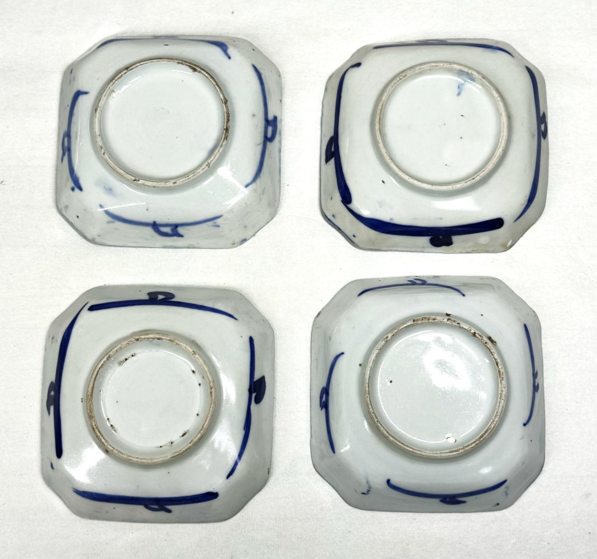 威龍彩雲通販の【送料無料】時代物 古伊万里焼 古染付銘々皿 四客 豆皿虫食い 青花 呉須ウブ品 入手困難 骨董 (旧家蔵出し) 威龍彩雲通販｜アングル3