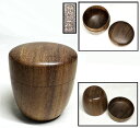 商品番号 WWWT001 商 品 名 時代物 園生作 在銘 唐木茶入れ 棗 サ イ ズ 約口径6.2cm × 高さ7.4cm × 胴幅6.8cm 重　　量 約58g 商品説明 　素敵な時代物。 注意事項 　古美術品は実際に使用するより、コレクション観賞最適。コレクターの方・店舗や部屋の装飾・文化財の収集などにおすすめです。　手持小物欠損、剥がれ、小アタリ、スレ、シミを始め状態詳細は上記の画像にてご判断の上ご入札下さい。　商品タイトルや説明における時代表記などは、あくまでも元の所有者による情報・付属品の情報により当方の見解によるものです！　時代なりのスレ・汚れ等あります！　価値・時代判断については画像を良くご覧いただき、納得の上ご注文 して下さい！　目視による範囲のキズは出来る限り画像で明記しておりますが、当店で扱っているお品物は骨董品がほとんどです。　経年のモノですので、説明しきれない時代物としてのスレや、変色、使用によるへこみやアタリ、小キズ等の欠点はあります。 時代感など、欠点も含めて愛して頂ける方の入札をお待ちしています。　ご不明な点は質問を頂き、購入者様の自己判断でお願い致します！　パソコンモニターの環境により、実物と画像の色合いが異なる場合もございます！　古美術品は基本的返品できません！　評価の悪い方、若しくは新規のお客様のご注文はこちらで削除させて頂く場合がございますので、ご注文して頂く際は事前に《出品者への質問》へご連絡ください！　そういった商品の欠点を気になさる方、 神経質な方はご入札を控えて頂いたほうがよろしいかと存じます！　慎重にお考え頂いた上ご注文下さい！ 古物商許可証:福岡県公安委員会・第901141810015号 　 ※ 配送・送料について　◎この商品は、「クロネコヤマト宅急便」での発送となります。・配達方法:対面でお届けし、受領印または署名をいただきます。・追跡サービス:あり。・複数の商品を、まとめて1つに発送する事（同一梱包）可能]。・送料無料。・時間帯お届けサービス（※ 別途料金は必要ありません）。・営業所止置きサービス（※ 別途料金は必要ありません）。 （◎ご注意：上記は「クロネコヤマト宅急便」の料金です。お客様より他の発送方法をご指定の場合、別途送料を頂く事もございます。あらかじめご了承ください。　 当商品の配送方法（おすすめ）：