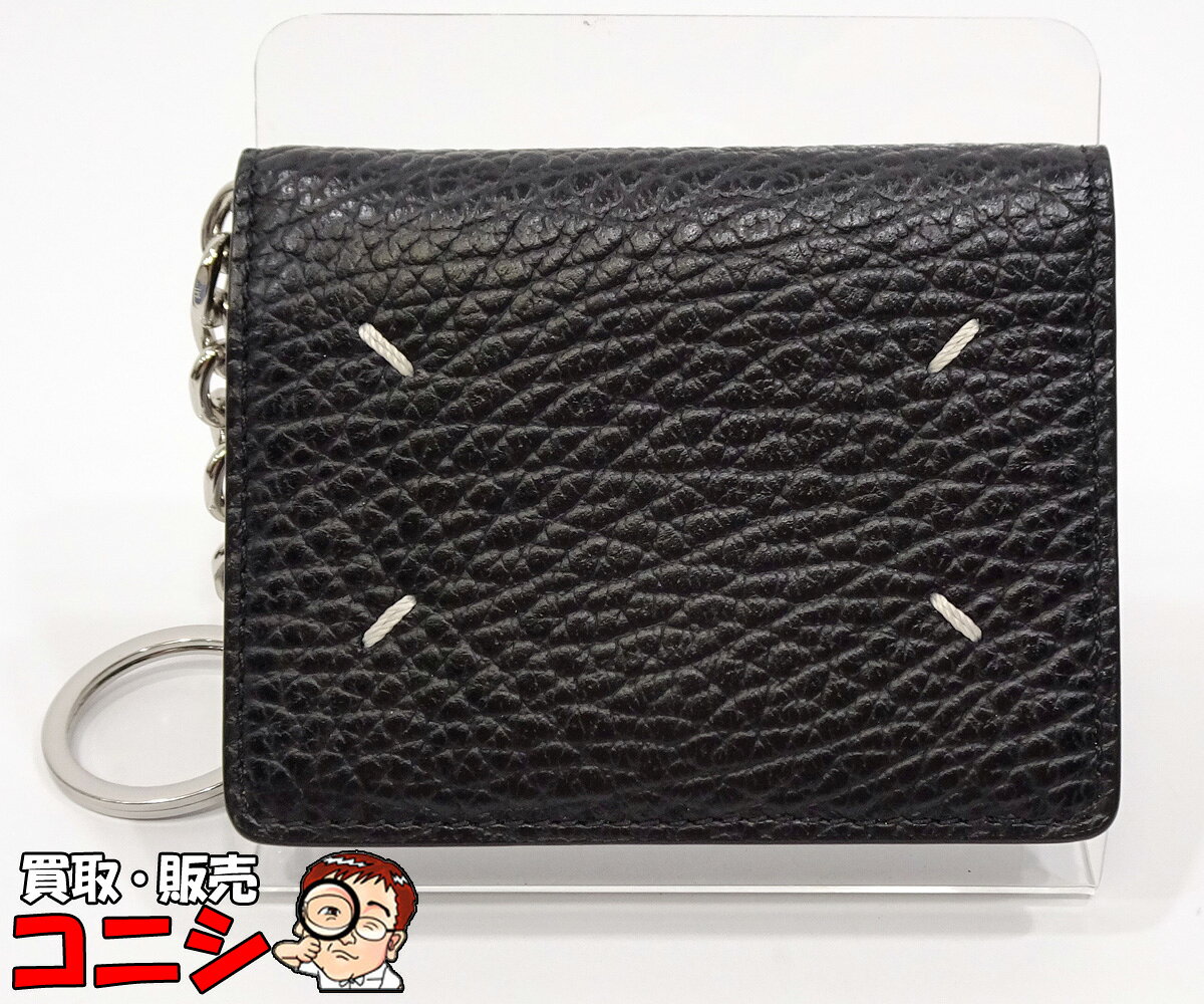 【ひとこと】 メゾンマルジェラのカードケースが入荷しました！ 4ステッチと上質なレザーはストイックながらもマルジェラらしさに満ちた魅力的なデザインです。 目立つキズや汚れの少ない状態の良いお品です。 是非この機会にご検討くださいませ。 『消費税込み価格・送料無料』の大変、お買い得価格です。 ※店頭または百貨店での販売も行っておりますので 商品に関しましては時間差で売り切れる場合が ございますが、ご了承下さい。 ◆ブランド・商品名・型番 【ブランド】メゾンマルジェラ 【商品名】　カードケース S56UI0128 ◆ ライン 【素　材】　レザー 【カラー】　ブラック ◆サイズ 【サイズ】　約 W:10cmm×H:8cmm×D:1.3mm ◆ランク 【状　態】　中古品・ランクA 　　　　　　(※画像をご参照ください) ◆参考価格 【参考定価】不明 ◆付属品 【付属品】　なし ☆お客様のご都合による返品はお断りしております。 ご不明な点はお気軽にお問合せください。 ご購入頂きました時計に関して、 商品情報内の記載サイズの範囲内 でベルトサイズお直しをさせて頂きます。 （多少の誤差はお許し下さいませ） ※ブランドジュエリーはサイズ直し不可です※ ご購入頂きました指輪に関して、別途お見積もりにてサイズお直しをさせて頂きます。 ご希望のサイズをお教え頂きましたら、当店よりサイズお直しに掛かるお見積もり料金を お知らせさせて頂きます。 （サイズ直しには1週間ほどお時間をいただきます。） 指輪のデザインとの兼ね合いで サイズお直しが不可能なケース もございますので予めご了承下さいませ。 商品は全てデジタルカメラで撮影しております。実際の商品とはお色が異なる場合もございます。予めご了承下さいませ。 中古商品は 使用品の為、多少のすれや傷・色落ち・使用による匂い等ございます。 すべてのダメージを表記し、写真を掲載することは出来かねます為 ご了承ください。 新品商品の状態でも多少の細かい傷が見受けられる事がございます。直営店でご購入された場合でもこのような傷が見受けられる 事がございます。なお新品の品でも入荷時より傷等が目立つ場合は「未使用」に格付けしております。 何卒ご理解下さいますようよろしくお願いします。 ルイ・ヴィトンのヌメ革などの場合、使用しなくても時間の経過と共に色が焼ける性質となっております。 一部新品の物でも色が焼けている場合がございますが、予めご了承ください。 付属品につきましては付属品欄に記載のあるもののみとなります。 商品状態を忠実にお伝えできるよう心がけておりますが、気になることがございましたらお気軽にお問い合わせください。 &nbsp; 　クレジットカードでのご決済によるご本人様確認につきまして 当店では取り扱い商品の性質上、ご注文者名と異なる名義のクレジットカードはご利用頂けません。またご注文者とお受取人様が異なる 場合も、ご本人様確認等にお時間を頂く場合がございます。繁忙期におきましてはクレジットカード会社との確認作業に時間が掛かる場 合があり、あす楽のご希望に沿えない場合がございますが、クレジットカードの不正利用を防止するための措置につきご理解の程よろし くお願いします。※お急ぎの場合は代金引換便または振込決済をご利用下さい。