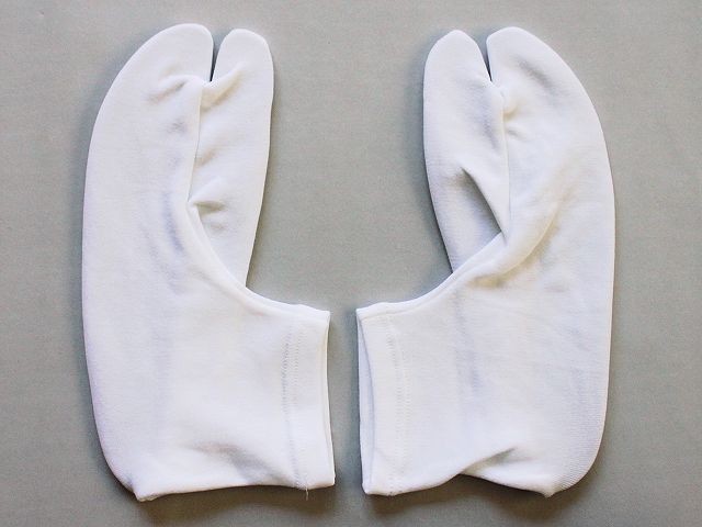 安さいちばん！送料無料 すべり止めが付いている くつ下タイプの子供用白足袋 &nbsp; 商品の詳細 品質 ナイロン100％ 商品説明 B0707&nbsp; 島句奈 こちらは子供用のすべり止めが底に施してありますくつ下タイプの白足袋（白たび）です。 くつ下タイプなので　お子様でも簡単に履くことができます。 七五三用に・・・おけいこ用に・・・と巾広くご利用されてはいかがでしょうか。◎　 サイズ 長さ 13cm-14cm 発送方法 郵便封書で発送致します 送料無料 &nbsp; お買い上げ後について ご入金確認後、通常2日-3日程でお届け出来ると思います。 ご確認下さい！お買い上げ後・当店からのメールが無い場合 お客様からの注文後、3日以内（休業日など除く）にメールを送信しております。ご注文後、メールが届かない場合には申し訳ありませんがご連絡下さる様お願い申しあげます。 いろいろな場合があり、当店にエラーメール等が戻ってこない場合もあり　すべてを把握する事ができません。 注文後　当店から案内などのメールが届かない場合はお電話下さるようお願い申しあげます。 注意事項 ★当店の商品は店舗及び他のモ-ルでも販売しておりますので、時には売り切れとなってしまう場合もあります。 その時には、電話又はメ-ルにてご連絡いたしますが、ご了承いただきます様お願い申し上げます。 ご購入の際に、画像をよくご覧になって購入をお願い致します。 購入後の一方的なキャンセル・返品・金額間違いはお断りしております。 何か分からない事がございましたら電話・メ-ル等にてお問い合わせをお待ちしております。 電話：042-421-1133 メ−ル　info@kimono-kurihara.com　