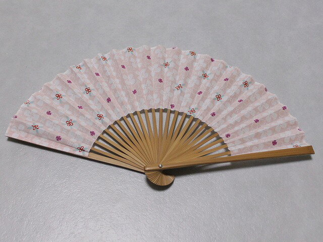 「はないちまつ」ブランド おしゃれな色と柄の 綿生地使用の扇子 &nbsp; 商品の詳細 品質 扇面　綿　・　扇骨　竹 中国製 商品説明 B1472-15 塚利野 暑い季節に重宝する　華市松ブランドの扇子です。 透け感の見える綿生地を扇面に使用して　涼感をもたらせてくれる　せんすです。 着物姿やお洋服にと　柄を変えて持ってみてはいかがでしょうか。 在庫あるのみ・・・となっておりますのでお好みの柄などがございましたらお早目に！ DM便にてのお届けは送料無料となっておりますので　下記のお知らせを一読下さいませ。 申し訳ございませんが　ラッピング等はお受けできませんのでご了承下さい。 柄は、ピンク系色に赤紫やミントグリーン・赤そして白色にて変形花柄です。 四葉の格子（紅桜）☆ サイズ 長さ　約21cm 発送方法 ヤマトD・M便で発送致します。 全国一律 送料無料 ヤマトD・M便は代引発送ができませんので、ゆうちょ銀行・楽天銀行・カード決済にて御入金をお願い致します。 ヤマトD・M便はお届け時間の指定はできません。 ★代引きの場合、ヤマト宅急便で発送致します 全国一律 送料￥650・代引き手数料￥325 ヤマトD・M便ご利用の際のご注意 A4サイズ程度の大きさになる商品に限ります。 対象外の大きさの品をお買い上げいただき「ヤマトD・M便」を選んでいる場合宅急便に変更する場合もございますのでご注意ください。 ポストへの投函となり、「配達指定」「代金引換」はご利用できず　お届けに日数がかかります。 ヤマトD・M便においては、商品の紛失、破損の補償はございません。（マンションなど集合住宅の場合ポストに部屋番号など必ず明記して下さい） ご了承のうえでご利用下さい。 お急ぎの方は電話にてのお問い合わせをお願いいたします。 お買い上げ後について ご入金確認後、通常2日-3日程でお届け出来ると思います。　