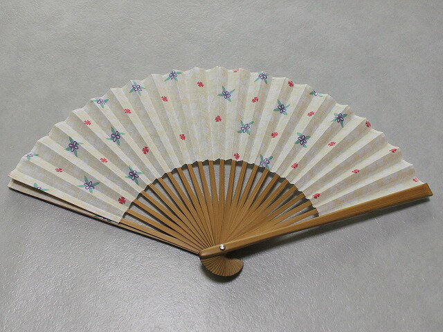 涼しさを手元に 「はないちまつ」の 袋付き扇子 &nbsp; 商品の詳細 品質 扇面/綿　・　扇骨/竹　・　中国製 袋/綿　・　日本製 商品説明 B1480-07 塚羅留 暑くなる季節　バッグの中に一つは入れておきたい　涼しさを呼ぶ　「華市松」ブランドの袋付扇子です。 透け感の見える綿生地を扇面に使用し　涼感をもたらせてくれる　おしゃれな色と柄になっています。 在庫あるのみ・・・となっておりますのでお好みの柄などがございましたらお早目に！ DM便にてのお届けは送料無料となっておりますので　下記のお知らせを一読下さいませ。 申し訳ございませんが　ラッピング等はお受けできませんのでご了承下さい。 柄などは、うすいクリーム色に白や赤みどり色などにて花柄があります。 よつ葉の格子（鳥の子色）☆ サイズ 長さ　約21cm 発送方法 ヤマトD・M便で発送致します。 全国一律 送料無料 ヤマトD・M便は代引発送ができませんので、ゆうちょ銀行・楽天銀行・カード決済にて御入金をお願い致します。 ヤマトD・M便はお届け時間の指定はできません。 ★代引きの場合、ヤマト宅急便で発送致します 全国一律 送料￥650・代引き手数料￥325 ヤマトD・M便ご利用の際のご注意 A4サイズ程度の大きさになる商品に限ります。 対象外の大きさの品をお買い上げいただき「ヤマトD・M便」を選んでいる場合宅急便に変更する場合もございますのでご注意ください。 ポストへの投函となり、「配達指定」「代金引換」はご利用できず　お届けに日数がかかります。 ヤマトD・M便においては、商品の紛失、破損の補償はございません。（マンションなど集合住宅の場合ポストに部屋番号など必ず明記して下さい） ご了承のうえでご利用下さい。 お急ぎの方は電話にてのお問い合わせをお願いいたします。 お買い上げ後について ご入金確認後、通常2日-3日程でお届け出来ると思います。　