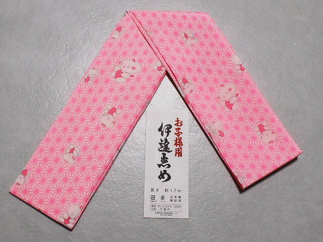 お子様用です・送料無料 かわいい絵柄の 着付用伊達じめ &nbsp; 商品の詳細 品質 表地　ポリエステル／芯地　不織布 日本製 商品説明 J2655　塚利羽 こちらはお子様着物の着付けに使用します伊達じめです。 大人のサイズにくらべて　幅なども小さめになっており　お子様の着付けに使いやすいサイズになっております。 お色・柄はピンクの麻の葉の柄の中にかわいらしいお人形さんのがらです。◎　 サイズ 長さ 約1.7m 幅 約7cm 発送方法 クリックポスト便にて発送致します 全国一律 送料無料 クリックポスト便はお届け時間の指定はできません。 クリックポスト便ご利用の際のご注意 ポストへの投函となり、「配達指定」「代金引換」はご利用できません。 クリックポスト便においては、商品の紛失、破損の補償はございません。（マンションなど集合住宅の場合ポストに部屋番号など必ず明記して下さい） ご了承のうえでご利用下さい。 お急ぎの方は電話にてのお問い合わせをお願いいたします。 お買い上げ後について ご入金確認後、通常2日-3日程でお届け出来ると思います。 ご確認下さい！お買い上げ後・当店からのメールが無い場合 お客様からの注文後、3日以内（休業日など除く）にメールを送信しております。 ご注文後、メールが届かない場合には申し訳ありませんがご連絡下さる様お願い申しあげます。 いろいろな場合があり、当店にエラーメール等が戻ってこない場合もあり　すべてを把握する事ができません。 注文後　当店から案内などのメールが届かない場合はお電話下さるようお願い申しあげます。 注意事項 ★当店の商品は店舗及び他のモ-ルでも販売しておりますので、時には売り切れとなってしまう場合もあります。 その時には、電話又はメ-ルにてご連絡いたしますが、ご了承いただきます様お願い申し上げます。 ご購入際に、画像をよくご覧になって入札をお願い致します。 購入後の一方的なキャンセル・返品・金額間違いはお断りしております。 何か分からない事がございましたら電話・メ-ル等にてお問い合わせをお待ちしております。 電話：042-421-1133 メ−ル　info@kimono-kurihara.com　
