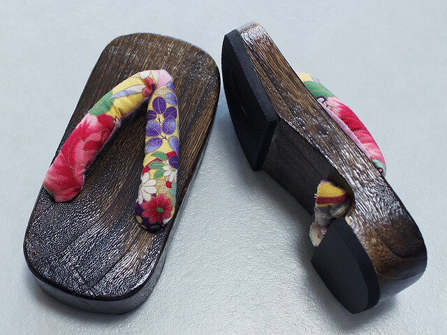 きものSHOPくりはらのお子様の足にやさしい鼻緒付きげた　四角形の女児用子供下駄　格安16．5cmの女児げた　Z3201-33-165｜アングル2