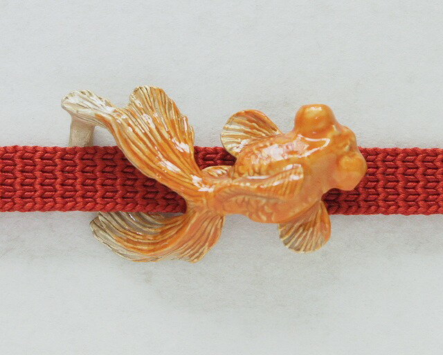 金魚（出目金）の帯〆 G4600-21 送料無料 数（SUU)ブランドの帯留め 赤い金魚の三分紐.用に モダンな帯留め・立体感ある帯留め