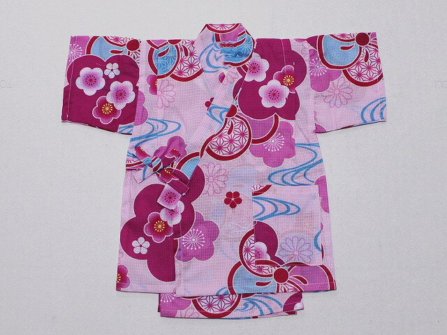 大特価！　送料無料 夏のお出かけにぴったり 子供用かわいいj甚平 &nbsp;商品の詳細品質綿100％ 中国製商品説明H0609-10-90　福資留 こちらは綿の子供用甚平です。 涼しげな綿素材と通気性の良い甚平が行動力のあるお子様にぴったりです。 夏のイベントのお出かけに旅先での着替え用にとぜひ　かわいい柄の甚平はいかがでしょうか 同柄生地を使用しておりますが写真と柄の出方が違う場合もございますのでご了承お願い致します。 お色・柄はピンク色地に濃いめのピンク色や水色などにて少し大きめな花柄や流水模様があります。 ポケットは上着左側に付いております。◎　サイズ・90 対応身長約85-95cm 上着　胸囲約45-51cm 胴囲約42-46cm 発送方法クリックポスト便で発送致します。全国一律送料無料お買い上げ後についてご入金確認後、通常2日-3日程でお届け出来ると思います。ご確認下さい！お買い上げ後・当店からのメールが無い場合お客様からの注文後、3日以内（休業日など除く）にメールを送信しております。ご注文後、メールが届かない場合には申し訳ありませんがご連絡下さる様お願い申しあげます。いろいろな場合があり、当店にエラーメール等が戻ってこない場合もあり　すべてを把握する事ができません。注文後　当店から案内などのメールが届かない場合はお電話下さるようお願い申しあげます。注意事項★当店の商品は店舗及び他のモ-ルでも販売しておりますので、時には売り切れとなってしまう場合もあります。 その時には、電話又はメ-ルにてご連絡いたしますが、ご了承いただきます様お願い申し上げます。ご入札の際に、画像をよくご覧になって入札をお願い致します。落札後の一方的なキャンセル・返品・金額間違いはお断りしております。何か分からない事がございましたら電話・メ-ル等にてお問い合わせをお待ちしております。メ-ルにて当方からの返信の場合　不着の方が多くなっております。ご質問及びご連絡事項がある場合　下記にお願いいたします。（できましたらお電話の方が対応が早いです）電話：042-421-1133メ-ル：info@kimono-kurihara.com &nbsp;