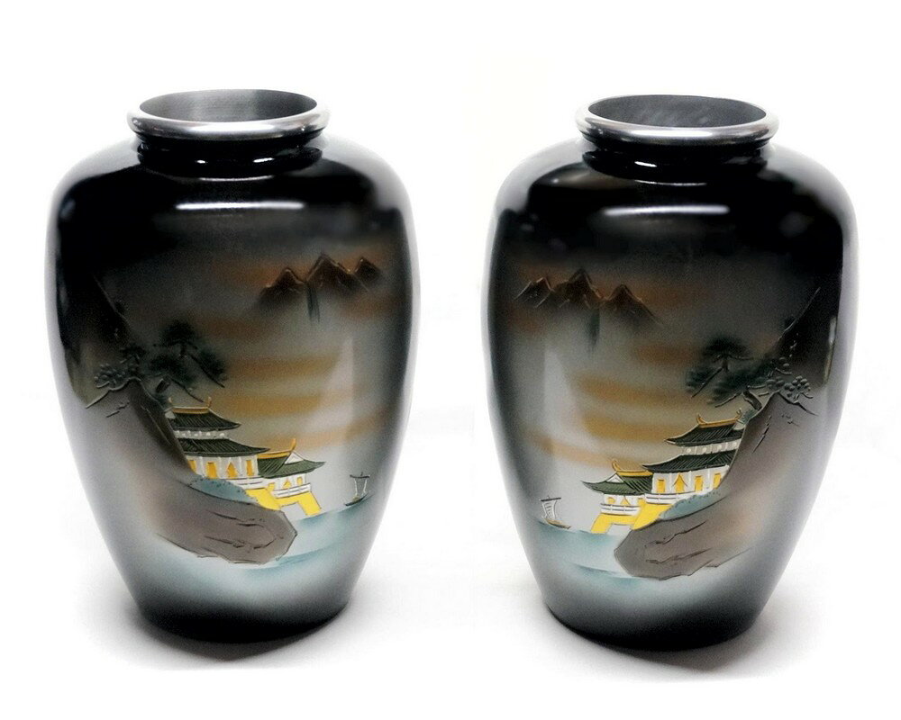 【　アルミ製　夏目型　山水　8．0寸　】 *　商品説明・状態　* 　アルミ製　夏目型　山水（あるみせい　なつめがた　さんすい）　 　仏前用の花瓶となります　 　山水模様は職人さんによる手彫彫金です　 　 *　仕様・特徴　* 　アルミ鋳物製　 　鋳物製に重量感があります　 　内部はコールタールピッチにより水漏れ防止加工が施されています 　宗派に関係なくお使い頂けます アルミ夏目型花瓶 寸法表 サイズ 高さ 口外径 口内径 底径 5．0寸 15.0cm 4.1cm 5.0cm 6.8cm 6．0寸 18.7cm 6.0cm 7.0cm 7.0cm 7．0寸 21.8cm 7.0cm 8.1cm 9.2cm 8．0寸 24.0cm 7.8cm 9.0cm 9.7cm 9．0寸 27.0cm 8.5cm 9.5cm 12.0cm 尺0寸 30.5cm 9.3cm 10.9cm 11.5cm 　　
