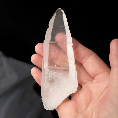 商品紹介 ブラジル産レムリアンシードクォーツの原石ポイントです。レムリアンシードは水晶なのですが、表面にバーコードのような縞模様(レムリアン・リッジ)が浮き出ています。透明度の高いクリスタルですが、模様が出ている面は磨りガラスのような質感です。 レムリアンシードは、太古の海に沈んだとされる、伝説のレムリア大陸から名付けられた水晶です。レムリアンリッジに触れながら瞑想すると、古代レムリア人の叡智に触れられると言われています。水晶は通常クラスターのように群生した状態で発見されるのですが、このレムリアンシードはポイント状の結晶が、まるで誰かが置いていったかのような状態で発見されるそうです。 産地 ブラジル サイズ 約 112×41×21mm 重さ104g 備考 写真と同じ商品をお届けします。クォーツ 英名：Quartz 和名：水晶（すいしょう） 石言葉：「純粋」「完璧」「調和」 石の意味：開運/気の浄化/祈願達成/併せて持つ他の石の力を高める相乗効果/持つ人を選ばない万能な石/潜在能力を開花させる/調和・統合・強化をもたらす/パワーストーンの浄化/空間の浄化