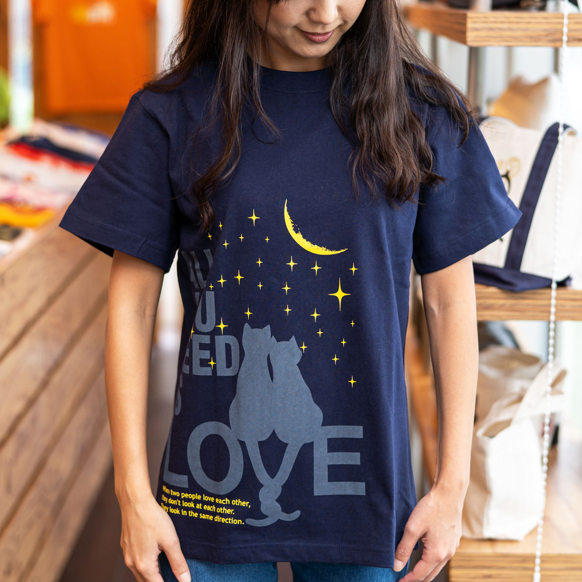 楽天SCOPY【 6月 スーパーセール 限定 30％OFF 】 猫 ねこ おもしろ かわいい Tシャツ ALL YOU NEED IS LOVE （ ネイビー ） | ネコ 猫柄 猫雑貨 | メンズ レディース 半袖 | おしゃれ ペアルック プレゼント | 大きいサイズ 【メール便】 SCOPY / スコーピー