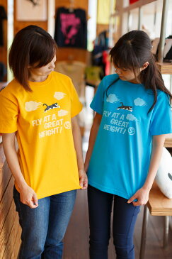 猫 ねこ Tシャツ FLY! ( ゆうひ ) | ネコ 猫柄 猫雑貨 | メンズ レディース 半袖 トップス | かわいい おしゃれ 大人 ペアルック お揃い プレゼント | 大きいサイズ | SCOPY / スコーピー