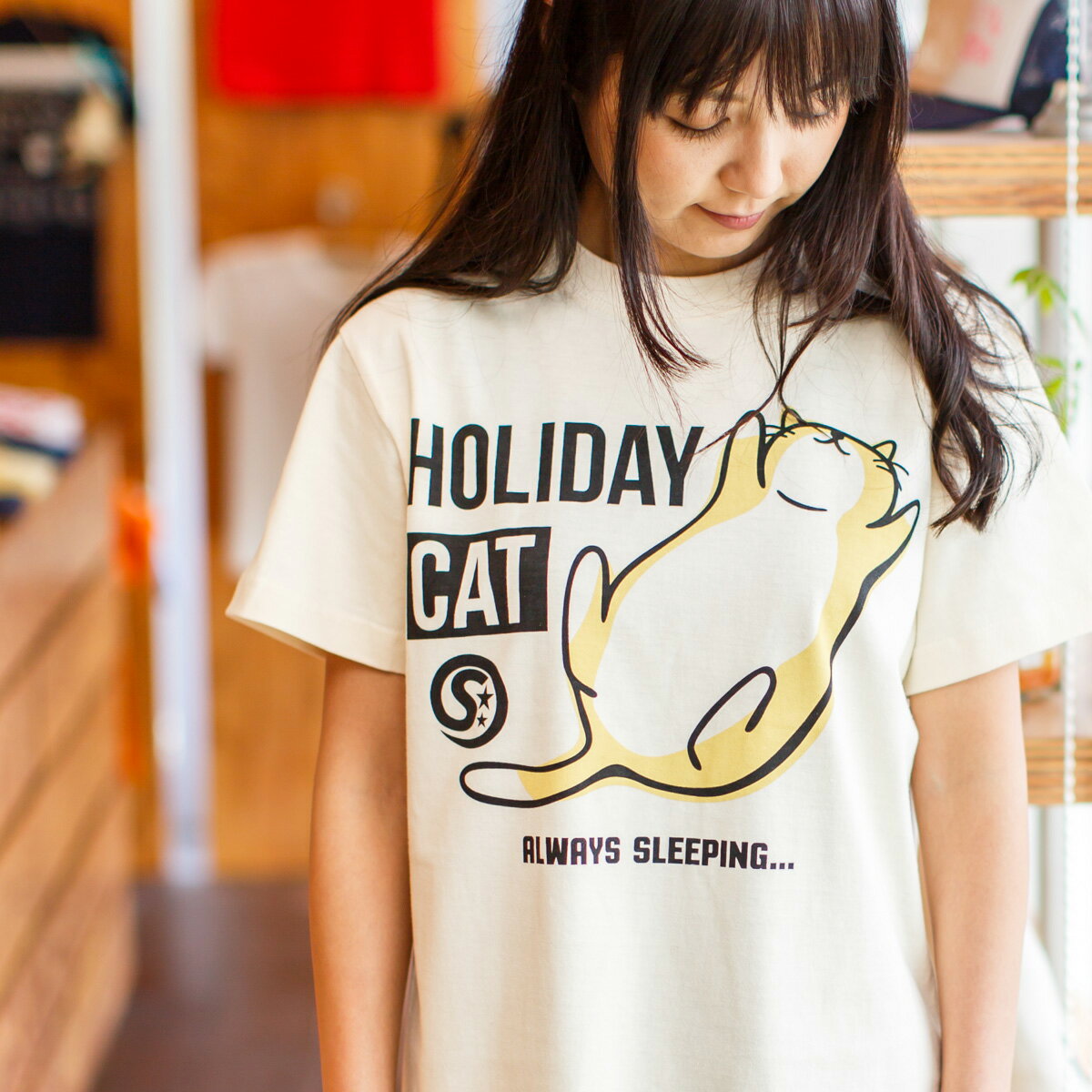 【 クーポンで 最大500円OFF 〜8/16 】 【 送料無料 】 猫 ねこ おもしろ かわいい Tシャツ HOLIDAY CAT ( ナチュラル ) | ネコ 猫柄 猫雑貨 | メンズ レディース 半袖 服 | おしゃれ ペアルック プレゼント | 大きいサイズ 【メール便】 SCOPY / スコーピー