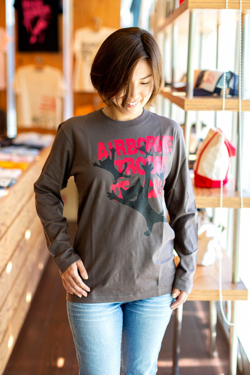 【 11/17まで 300円OFFクーポンあり 】 猫 ねこ おもしろ かわいい ロンT AIRBORNE TROOPS ( チャコール ) | ネコ 猫柄 猫雑貨 | メンズ レディース 長袖 Tシャツ | おしゃれ ペアルック プレゼント | 大きいサイズ 【メール便】 SCOPY / スコーピー