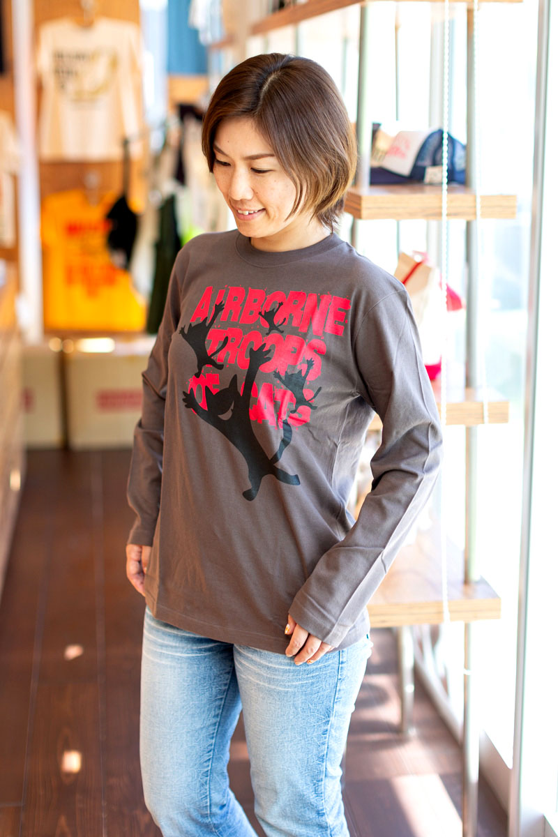 【 11/17まで 300円OFFクーポンあり 】 猫 ねこ おもしろ かわいい ロンT AIRBORNE TROOPS ( チャコール ) | ネコ 猫柄 猫雑貨 | メンズ レディース 長袖 Tシャツ | おしゃれ ペアルック プレゼント | 大きいサイズ 【メール便】 SCOPY / スコーピー