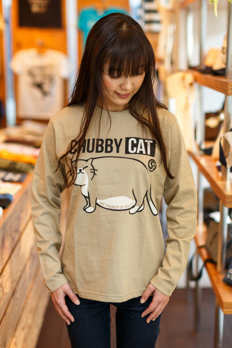 猫 ねこ おもしろ かわいい ロンT CHUBBY CAT ( サンドカーキ ) | ネコ 猫柄 猫雑貨 | メンズ レディース 長袖 Tシャツ | おしゃれ ペアルック プレゼント | 大きいサイズ 【メール便】 SCOPY / スコーピー