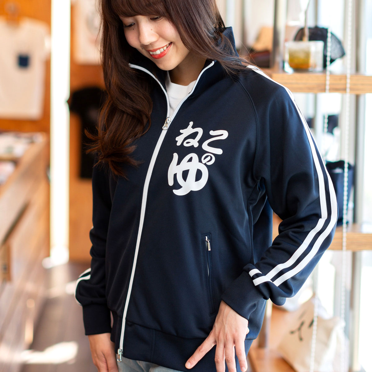 【 本日24時マデ 全品P5倍 ＆ 最大222円OFFクーポン 】 猫 ねこ おもしろ かわいい ジャージ 猫の湯温泉 ( ネイビー ) | ネコ 猫柄 猫雑貨 | メンズ レディース 上 アウター | おしゃれ 親子 ペアルック プレゼント | 大きいサイズ | SCOPY / スコーピー