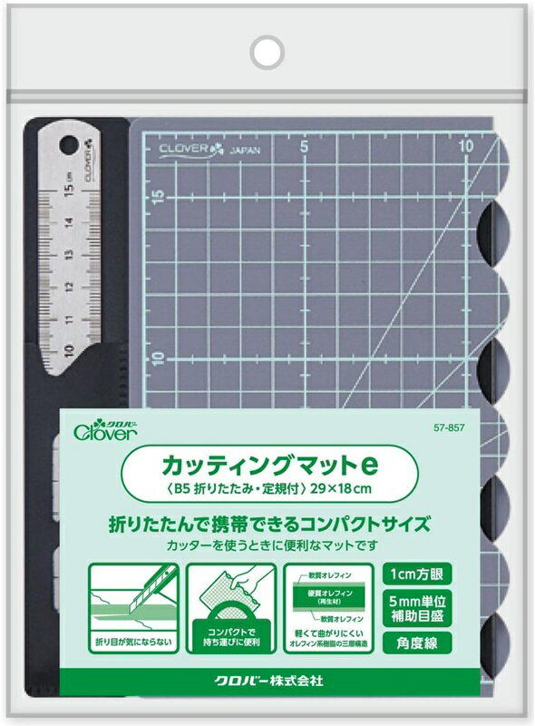 B5 折りたたみ・定規付きカッティングマットe ウォームグレー×ミントグリーンの落ち着いた色味で使いやすい！ ロータリーカッターやカッターナイフを使うときに便利なマット。 バッグにも入るコンパクトサイズだから持ち運びに便利。 狭い場所でもサッと開いて使えます。 環境に配慮したオレフィン系樹脂を使用 ●ドールの服の布地・型紙カットに ●小さな布地のカットなど細かい作業に ●ステンレス製の15cm定規付 *マット(定規ポケット込) [展開時]　約29×18cm/厚さ：2mm(マット部分：約26×18cm) [折りたたみ時]　約15×18cm *ステンレス定規 15cm定規(厚さ：1mm) ※こちらの商品はカッティングマットと定規のみで、その他の道具は別売りです。