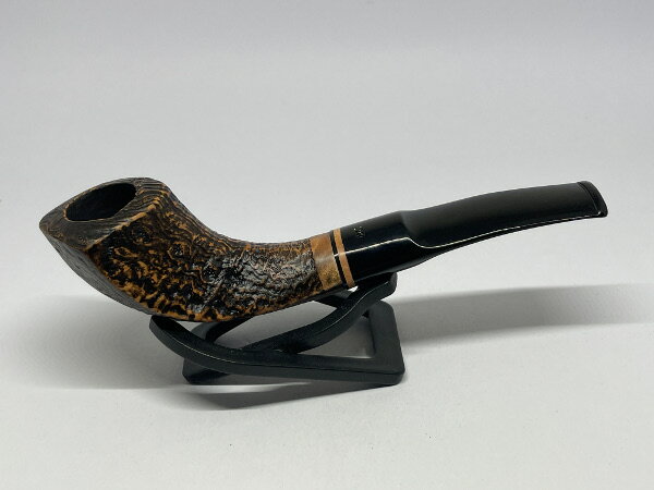 ギフト対応 商品説明 ★Butz-Choquin(ブッショカン)は1875年に創業。 　フランスのパイプの都「サンクロード」を代表するブランド。 　1970年には、フランス政府により、輸出貢献企業に与えられるオスカー賞を受賞。 　ブッショカンのパイプは、1200以上にもなる豊富なデザインで、パイプを選ぶ楽しさを提案し続けています。 主な機能 ●サイズ(約):長さ158mm×高さ42mm ※当店計測の為、おおよそのサイズと考えてください。 ●9mmフィルター対応 ●箱 ●注意 　写真は現物になります。 　微細な傷など状態を気になさるお客様はご遠慮ください。 　箱には、擦り傷等があります。 　パイプレストは付属しておりません。 　あらかじめご了承くださいますようお願いいたします。 備考