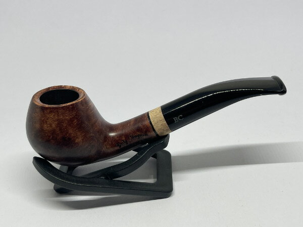 ギフト対応 商品説明 ★Butz-Choquin(ブッショカン)は1875年に創業。 　フランスのパイプの都「サンクロード」を代表するブランド。 　1970年には、フランス政府により、輸出貢献企業に与えられるオスカー賞を受賞。 　ブッショカンのパイプは、1200以上にもなる豊富なデザインで、パイプを選ぶ楽しさを提案し続けています。 主な機能 ●サイズ(約):長さ135mm×高さ40mm ※当店計測の為、おおよそのサイズと考えてください。 ●9mmフィルター対応 ●箱 ●注意 　写真は現物になります。 　微細な傷など状態を気になさるお客様はご遠慮ください。 　箱には、擦り傷等があります。 　パイプレストは付属しておりません。 　あらかじめご了承くださいますようお願いいたします。 備考