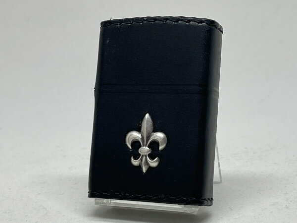 ギフト対応 商品説明 ★人気のクロス＆ユリメタルに革巻きバージョンが登場！ 主な特長 ●ZIPPO No.200ベース ●牛革巻/メタル ●底面の刻印は異なる場合がございます。 ●保証書・箱 ●注意 　本製品は自然の素材を使用しておりますので、同一製品であっても、個体差で見た目が異なります。 　生前の傷等が革の表面に残っている場合がございます。 　尚、全てが手作業での制作になりますので、色あせ、色欠けなども有る場合があります。 　以上あらかじめご了承くださいますようお願いいたします。 備考