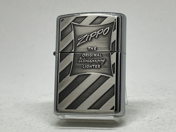 ギフト対応 商品説明 ★ZIPPOの歴史を彩ったアートワークの数々。 　中でも原点とも言える［パッケージ・デザイン］を心地良い重量感・ヴィンテージ感のメタルで表現。 主な特長 ●ZIPPO No.200ベース ●銀古美・銀古美メタル ●底面の刻印は画像と異なる場合がございます。 ●保証書・箱 備考