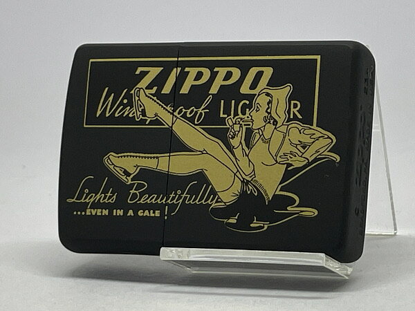 ギフト対応 商品説明 ★かつてZIPPOの広告に描かれ、代名詞的存在となった[WINDPROOF LADY]3通りのデザインを懐かしくも新しいブラックマット＆イエローゴールドで美しく仕立てました。 　とてもおしゃれな雰囲気です。 　ぜひご愛用ください。 主な特長 ●ZIPPOレギュラーサイズベース ●ブラックマット塗装＋シルク印刷 ●底面の刻印は異なる場合がございます。 ●保証書・箱 備考