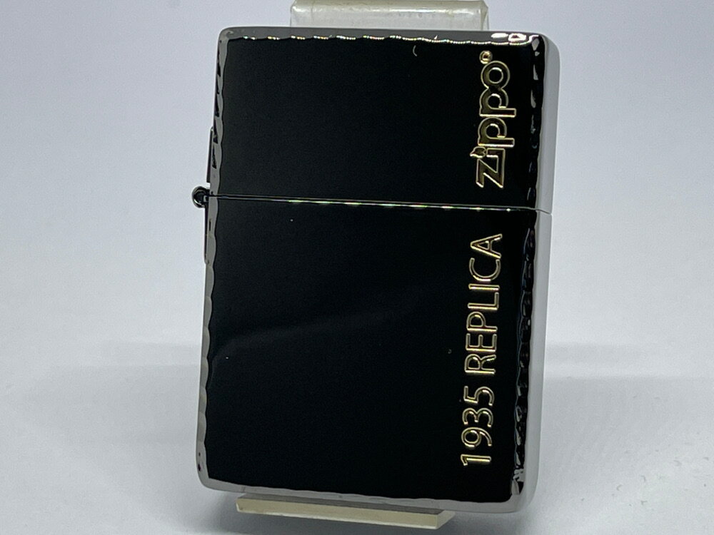 ギフト対応 商品説明 ★1935レプリカモデルを使用し、コーナーリューター彫刻で高級感を演出。 　シンプルなロゴがベストマッチ。 主な特長 ● ZIPPO#1935レプリカベース ●コーナーリューター彫刻・エッチング ●底面の刻印は異なる場合がございます。 ●保証書・箱。 備考
