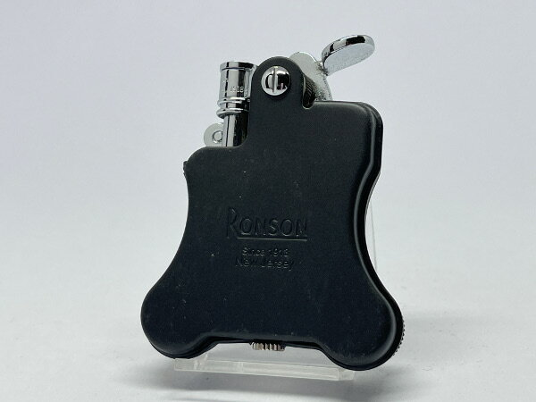 ギフト対応 商品説明 ★1886年創業者ルイス・V・アロンソンによって設立されたポケットライターの老舗『RONSON』 　1928年世界で初めてのワンモーションライター（着火から消火までの操作がワンアクションで出来る）BANJOが発売されました。 　RONSONといえば、BANJOと言われるほど世界中にファンが多く存在し、そのメカニカルな構造と独特なフォルムはいまなお色褪せることはありません。 主な特長 ●重さ：57.7g ●サイズ：62×49×12mm ●生産国：日本 ●取扱説明書・RONSON2年保証書付・箱。 備考