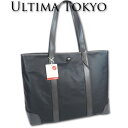 ■ブランド ultima TOKYO ■状態 新品・未使用 ■サイズ 約40cm×約32cm×約14cm （必ず実寸をご参考下さい。誤差はご容赦下さい） ■素材 防水ポリ塩化ビニル／牛革 ■カラー ブラック ■商品説明 ウルティマトーキョー ultima TOKYO のトートバッグです。しっかりしたナイロン系の生地をPVCコーティングした汚れに強い質感。バッグ中央はボタンで留めれるようになっており、まとまりやすく中身が見えにくくなります。随所にレザーを使うことで高級感を演出し、切込みのデザイン性を持たせることでシンプルながらスタイリッシュな印象になっています。 内装には、貴重品など定位置を設けたい物の収納に適したファスナーポケット、スマートフォンなどの小物が収納できるユーティリティポケットを装備。内装生地は手に優しいコットン生地を使用。重さは約710gです。日本製です。定価は23,100円です。 色はブラックです。 収納は 外側：小型ポケット×1 内側：ファスナーポケット×1、小型ポケット×2 です。 ■発送方法 ゆうパック 代引きは代引料400円 （運送会社の指定は出来ませんのでご了承下さい） ※ご注文の際にメールアドレスが使用可能か必ずご確認下さい。 ※この商品は他店舗でも販売しております。在庫数の更新は随時行っておりますが、お買い上げいただいた商品が、品切れになってしまうこともございます。 その場合、お客様には必ず連絡をいたしますが、キャンセルさせていただく場合がございますことをあらかじめご了承ください。