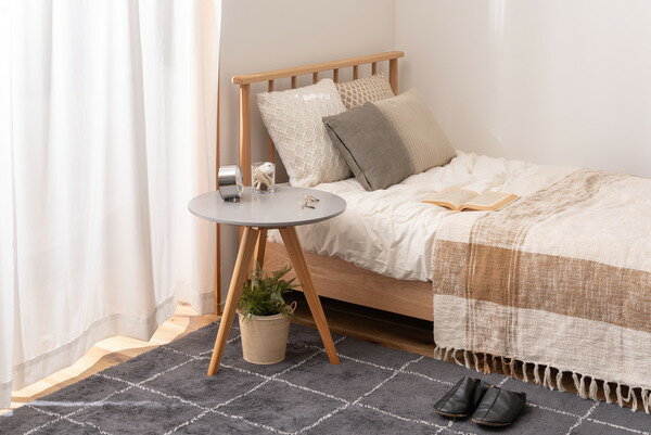 乐天商城 - サイドテーブル くすみカラー グレー 円形 丸形 直径50 高さ50cm 三本脚 木製 天然木 コンパクト シンプル ソファサイド ベッドサイド