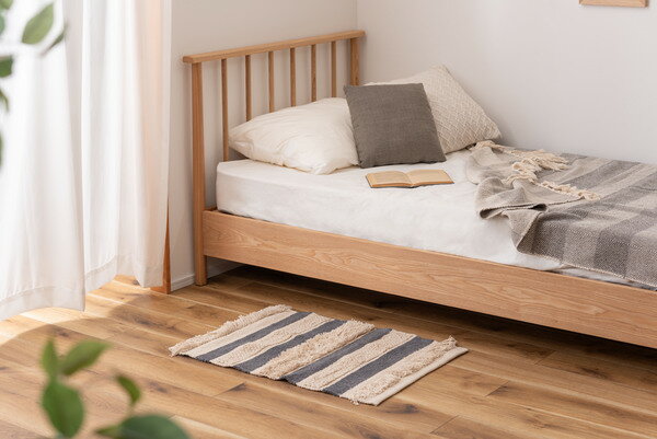 乐天商城 - 手織りシャギーマット ナチュラルコットン 50×80cm ホワイト×グレー おしゃれ シンプル ストライプ 玄関マット ベッドサイド アクセントラグ