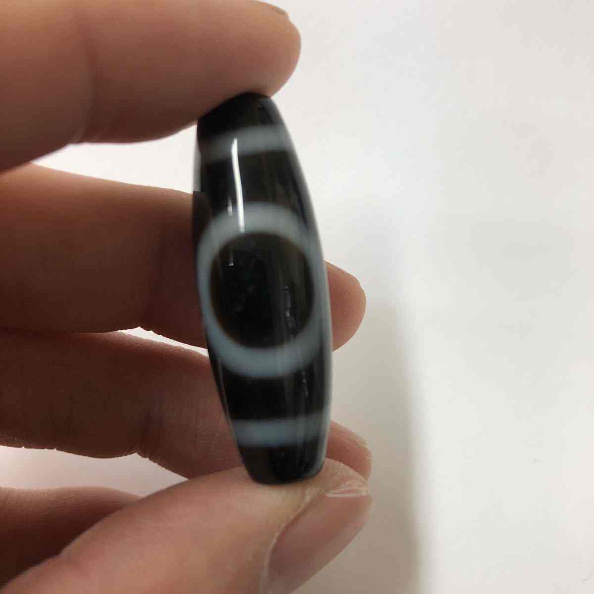 ●天珠とは、数千年前の古代からチベットに伝わる聖なるお守りで、チベット仏教の僧侶が身につけていたもので、世界中に波及したことからチベット天珠と呼ばれるようになりました。 幾何学模様を組み合わせることにより、様々な意味を持つお守りです。 天然石の瑪瑙（めのう）に特殊な方法で模様が焼き付けられています。 瑪瑙などを円筒に加工し、染料を浸透させて目の模様に焼き付けたもの。 紐に通してネックレスにしたり、ゴムを通してブレスレットに加工もできます。 ●1994年に発生した中華航空140便墜落事故の生存者が身に着けていたことからブームとなりました。 ★この商品は【 天地天珠 】です。「開運招福、問題解決」＜天地の力で難問を解決し、幸運をもたらす＞といわれています。 ●画像のものをお送り致します。●画像のものをお送り致します。